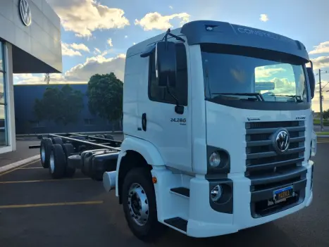 VOLKSWAGEN 24-280 CONSTELLATION 6x2, Foto 2