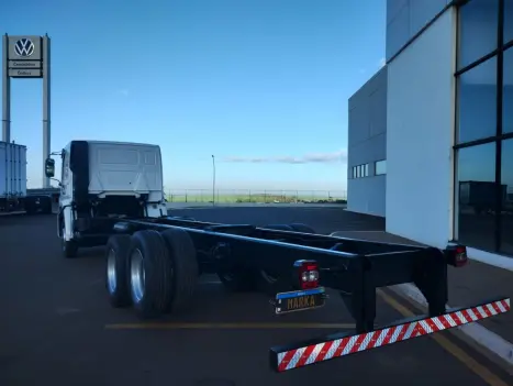 VOLKSWAGEN 24-280 CONSTELLATION 6x2, Foto 3