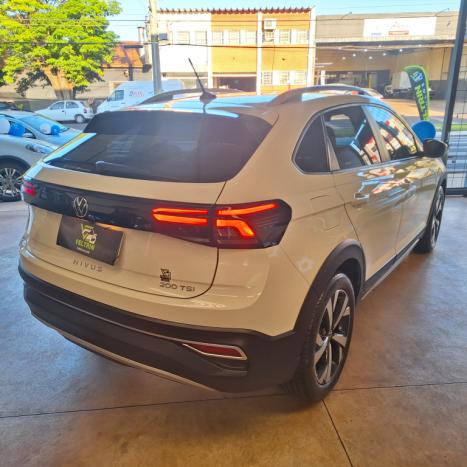VOLKSWAGEN Nivus 1.0 4P FLEX 200 TSI HIGHLINE TURBO AUTOMÁTICO, Foto 5 VOLKSWAGEN Nivus 1.0 4P FLEX 200 TSI HIGHLINE TURBO AUTOMÁTICO, Foto 5