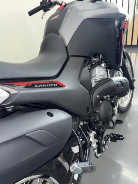 YAMAHA XTZ 250 LANDER, Foto 2