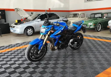 SUZUKI GSR 750 , Foto 2