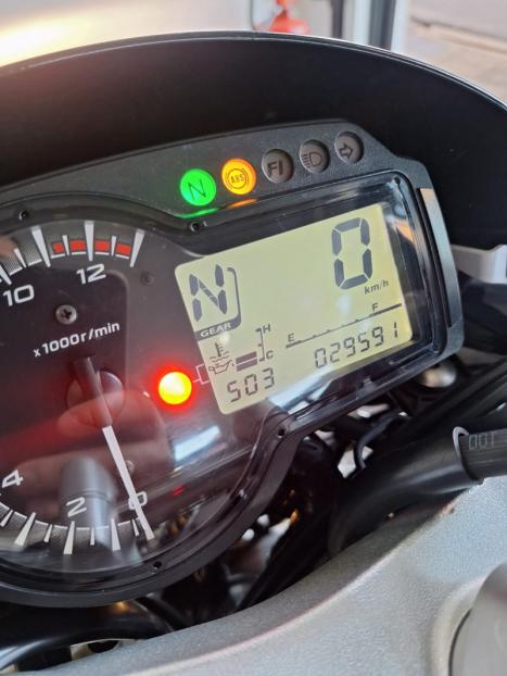 SUZUKI GSR 750 , Foto 3