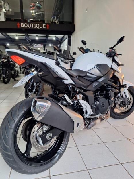 SUZUKI GSR 750 , Foto 5