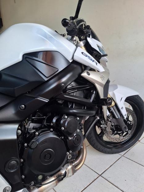 SUZUKI GSR 750 , Foto 8