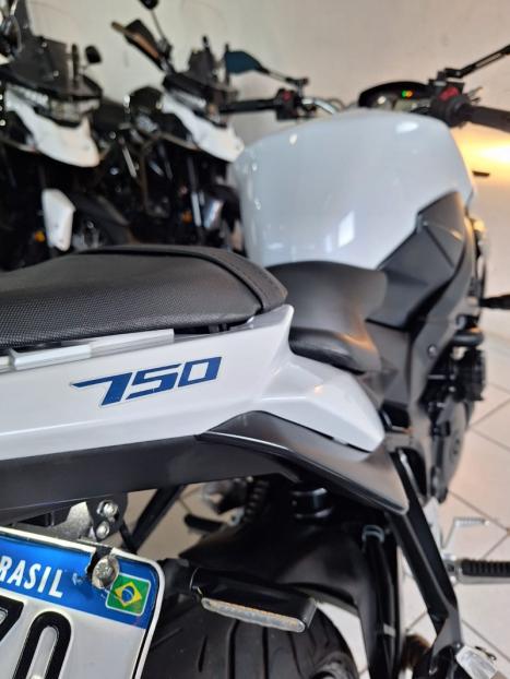 SUZUKI GSR 750 , Foto 11
