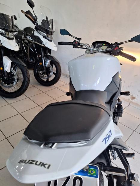 SUZUKI GSR 750 , Foto 12