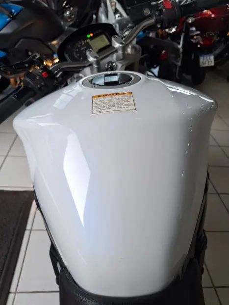 SUZUKI GSR 750 , Foto 15