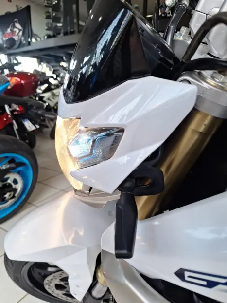 SUZUKI GSR 750 , Foto 16