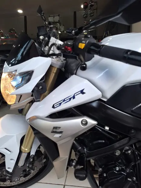 SUZUKI GSR 750 , Foto 17