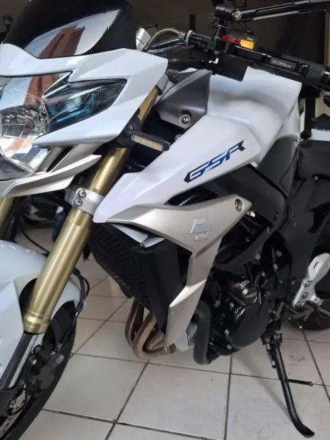 SUZUKI GSR 750 , Foto 19