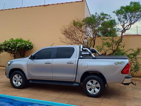 TOYOTA Hilux Caminhonete 2.7 16V 4P SRV FLEX 4X4  CABINE DUPLA AUTOMTICO, Foto 8