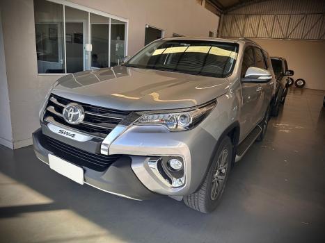 TOYOTA Hilux SW4 2.8 16V 4P SRX 4X4 7 LUGARES TURBO DIESEL AUTOMTICO, Foto 2