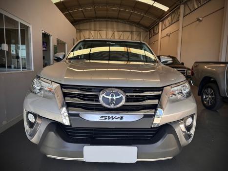 TOYOTA Hilux SW4 2.8 16V 4P SRX 4X4 7 LUGARES TURBO DIESEL AUTOMTICO, Foto 3