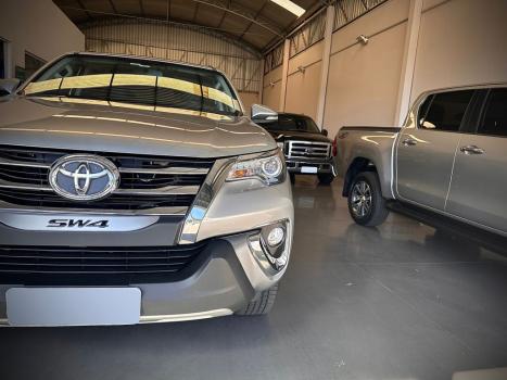 TOYOTA Hilux SW4 2.8 16V 4P SRX 4X4 7 LUGARES TURBO DIESEL AUTOMTICO, Foto 4