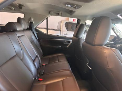 TOYOTA Hilux SW4 2.8 16V 4P SRX 4X4 7 LUGARES TURBO DIESEL AUTOMTICO, Foto 16