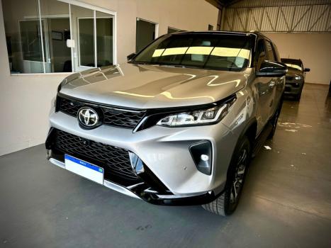 TOYOTA Hilux SW4 2.8 4P SRX 4X4 DIAMOND 7 LUGARES TURBO DIESEL AUTOMTICO, Foto 2