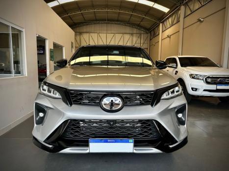 TOYOTA Hilux SW4 2.8 4P SRX 4X4 DIAMOND 7 LUGARES TURBO DIESEL AUTOMTICO, Foto 3