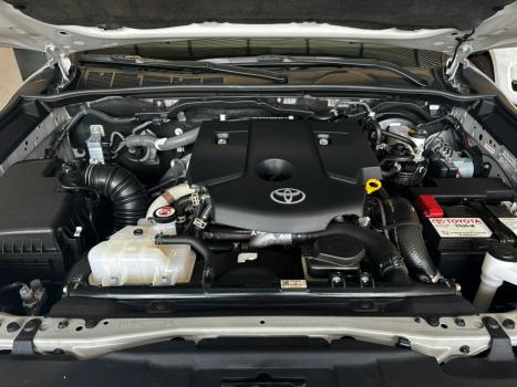 TOYOTA Hilux SW4 2.8 4P SRX 4X4 DIAMOND 7 LUGARES TURBO DIESEL AUTOMTICO, Foto 6