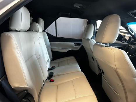 TOYOTA Hilux SW4 2.8 4P SRX 4X4 DIAMOND 7 LUGARES TURBO DIESEL AUTOMTICO, Foto 18