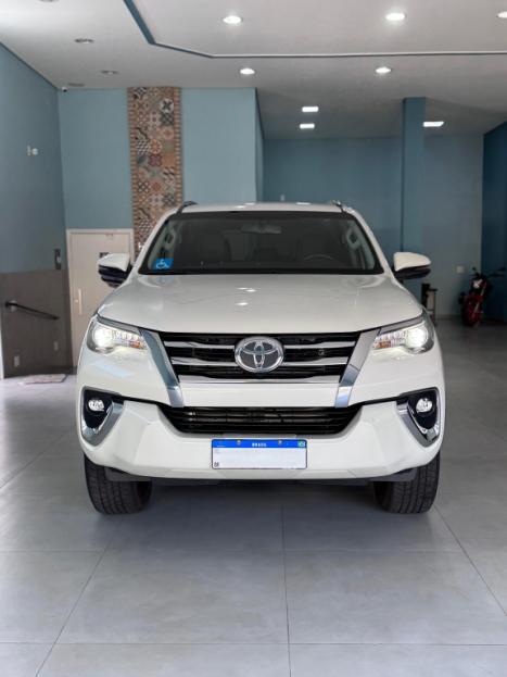 TOYOTA Hilux SW4 2.8 4P SRX 4X4 TURBO DIESEL AUTOMTICO, Foto 3