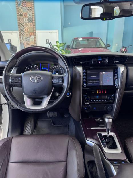 TOYOTA Hilux SW4 2.8 4P SRX 4X4 TURBO DIESEL AUTOMTICO, Foto 9