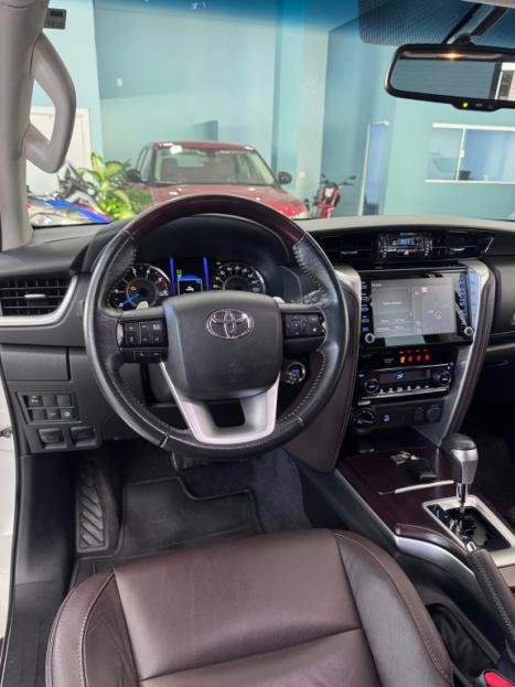 TOYOTA Hilux SW4 2.8 4P SRX 4X4 TURBO DIESEL AUTOMTICO, Foto 10