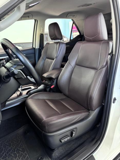 TOYOTA Hilux SW4 2.8 4P SRX 4X4 TURBO DIESEL AUTOMTICO, Foto 14