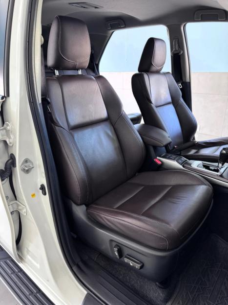 TOYOTA Hilux SW4 2.8 4P SRX 4X4 TURBO DIESEL AUTOMTICO, Foto 15