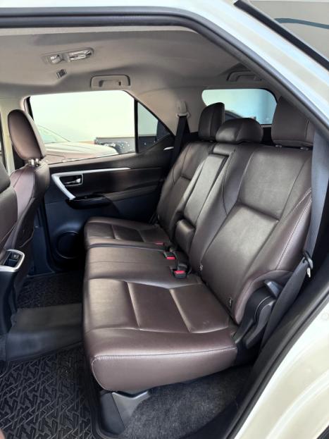 TOYOTA Hilux SW4 2.8 4P SRX 4X4 TURBO DIESEL AUTOMTICO, Foto 16