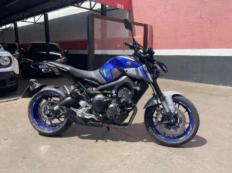 YAMAHA MT-09 850 ABS, Foto 2