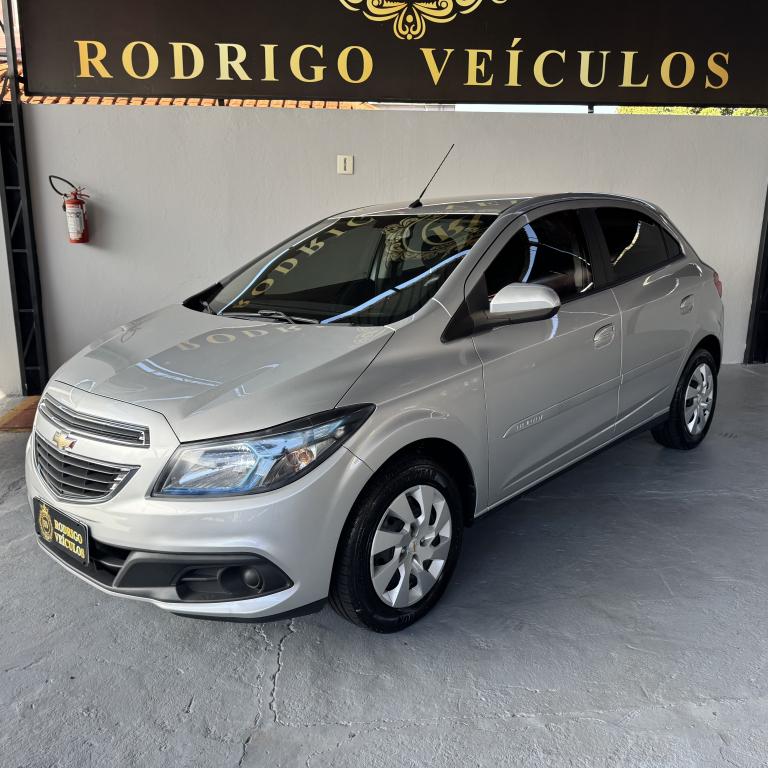 Comprar Hatch Chevrolet Onix Hatch 1.4 4P Flex LT Prata 2015 em Jaú-SP
