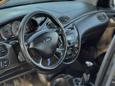 FORD Focus Sedan 2.0 16V 4P GHIA, Foto 2