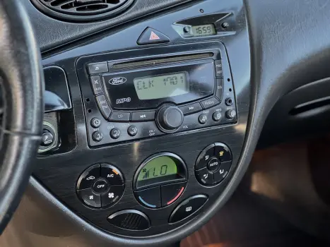 FORD Focus Sedan 2.0 16V 4P GHIA, Foto 8