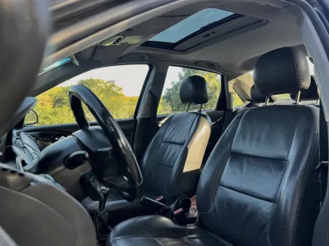 FORD Focus Sedan 2.0 16V 4P GHIA, Foto 9