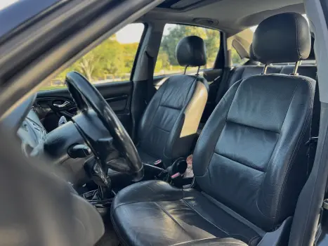 FORD Focus Sedan 2.0 16V 4P GHIA, Foto 10