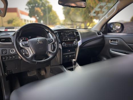 MITSUBISHI L 200 Triton 2.4 16V SPORT HPE-S 4X4 CABINE DUPLA TURBO DIESEL AUTOMÁTICO, Foto 2 MITSUBISHI L 200 Triton 2.4 16V SPORT HPE-S 4X4 CABINE DUPLA TURBO DIESEL AUTOMÁTICO, Foto 2