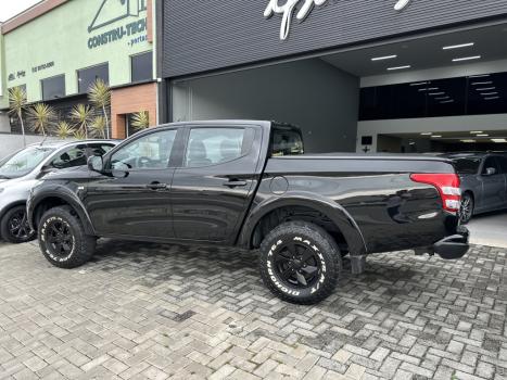 MITSUBISHI L 200 Triton 2.4 16V OUTDOOR HPE-S 4X4 CABINE DUPLA TURBO DIESEL AUTOMÁTICO, Foto 10 MITSUBISHI L 200 Triton 2.4 16V OUTDOOR HPE-S 4X4 CABINE DUPLA TURBO DIESEL AUTOMÁTICO, Foto 10
