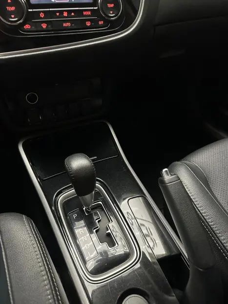 MITSUBISHI Outlander 2.0 16V 4P AUTOMÁTICO, Foto 9 MITSUBISHI Outlander 2.0 16V 4P AUTOMÁTICO, Foto 9