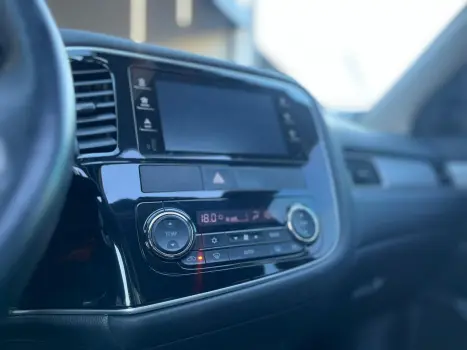 MITSUBISHI Outlander 3.0 V6 24V 4P 4X4 AUTOM�TICO, Foto 3