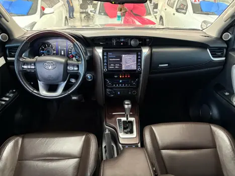 TOYOTA Hilux SW4 2.8 16V 4P SRX 4X4 7 LUGARES TURBO DIESEL AUTOMTICO, Foto 4