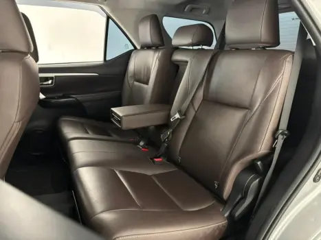 TOYOTA Hilux SW4 2.8 16V 4P SRX 4X4 7 LUGARES TURBO DIESEL AUTOM�TICO, Foto 10