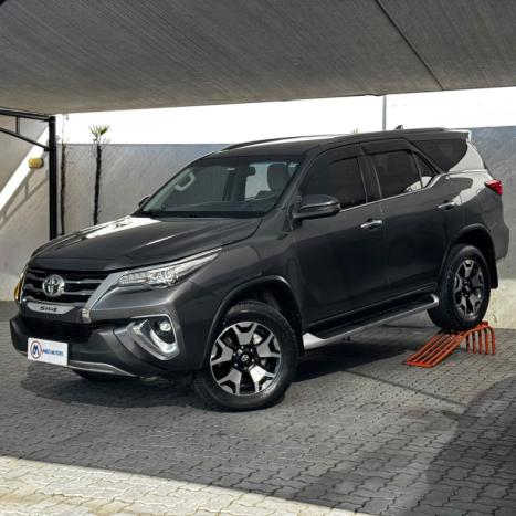 TOYOTA Hilux SW4 2.8 4P SRX 4X4 DIAMOND 7 LUGARES TURBO DIESEL AUTOM�TICO, Foto 3
