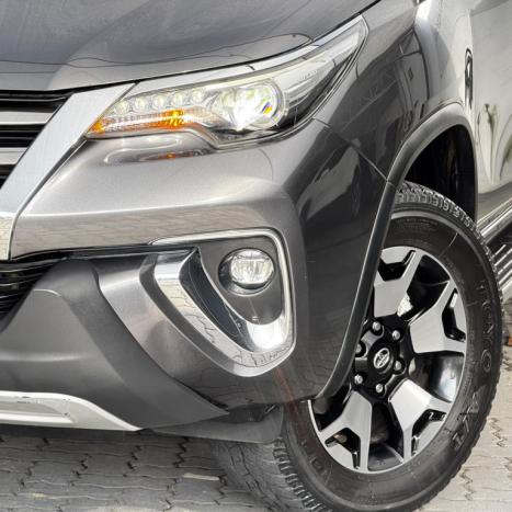 TOYOTA Hilux SW4 2.8 4P SRX 4X4 DIAMOND 7 LUGARES TURBO DIESEL AUTOM�TICO, Foto 6