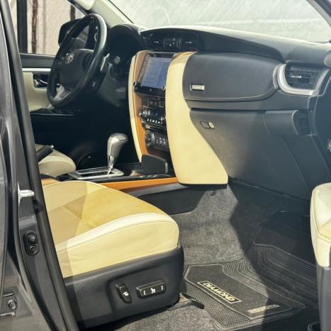TOYOTA Hilux SW4 2.8 4P SRX 4X4 DIAMOND 7 LUGARES TURBO DIESEL AUTOM�TICO, Foto 18