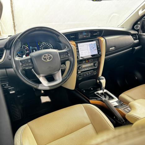 TOYOTA Hilux SW4 2.8 4P SRX 4X4 DIAMOND 7 LUGARES TURBO DIESEL AUTOM�TICO, Foto 22