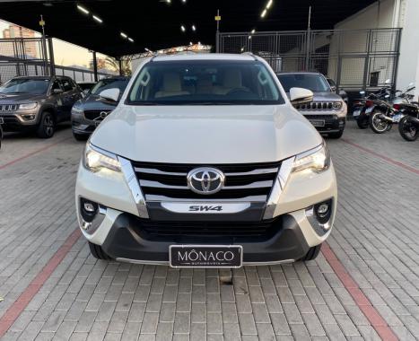 TOYOTA Hilux SW4 2.8 4P SRX 4X4 DIAMOND 7 LUGARES TURBO DIESEL AUTOMTICO, Foto 2