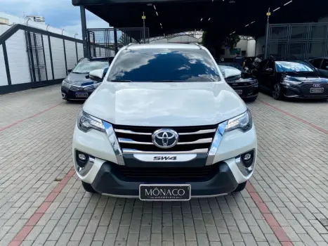 TOYOTA Hilux SW4 2.8 4P SRX 4X4 DIAMOND 7 LUGARES TURBO DIESEL AUTOMTICO, Foto 2