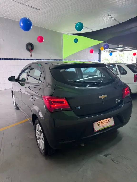 CHEVROLET Onix Hatch - Foto