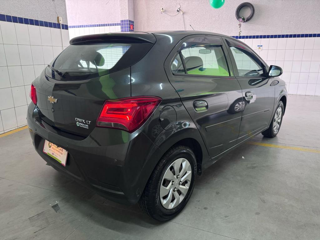 CHEVROLET Onix Hatch - Foto