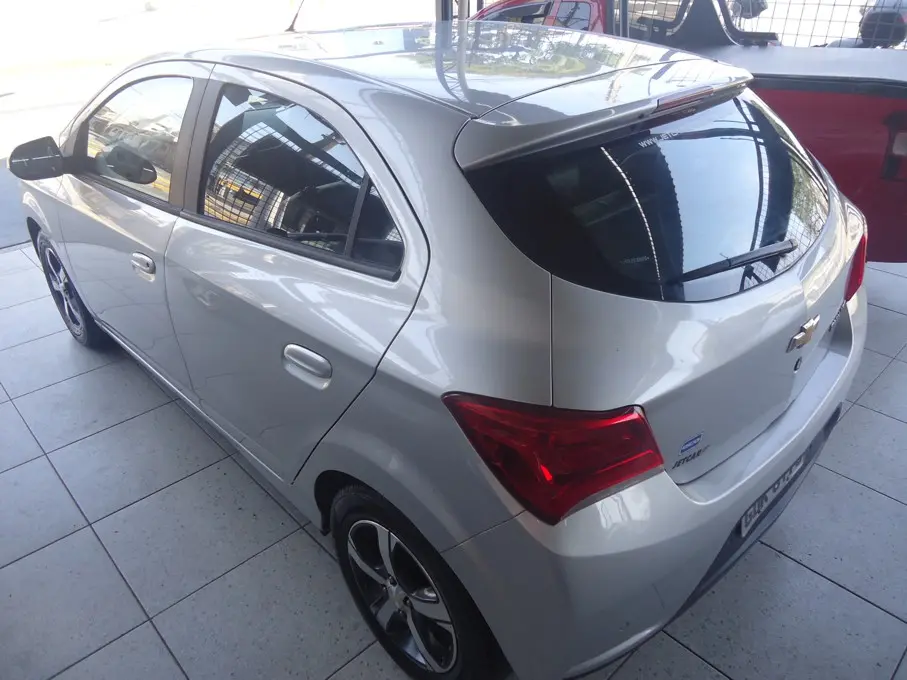 CHEVROLET Onix Hatch - Foto